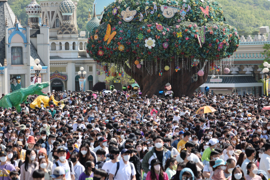 작년 5월 5일 어린이날을 맞아 경기도 용인 에버랜드에 입장객들이 들어오고 있다. 이날 5만명 정도가 몰리는 바람에 인기 놀이기구는 3∼4시간을 기다려서 타야 할 정도였다. 연합뉴스